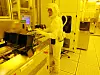 En tekniker hos amerikanske Intel produserer databrikker med høy kvalitet som Handelsdepartementet nå gjør det ulovlig å eksportere til Kina.