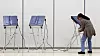 En frivillig setter opp stemmemaskiner på en barneskole i Newark i USA under presidentvalget i USA i 2012. I Norge praktiseres kun papirbaserte systemer i dag.