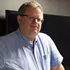 Simen Sommerfeldt er initiativtakeren til grasrotbevegelsen Lær Kidsa Koding. Til vanlig jobber han i Bouvet. Bilde: Kurt Lekanger