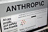 Tekst fra Anthropics nettside på en dataskjerm.