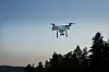 En helt ordinær drone utstyrt med en mobiltelefon kan brukes til å stjele data fra bedrifter, mener en sikkerhetsgruppe.