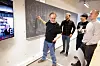 Disse smartingene fikk datamaskinene til å snakke bedre sammen slik at de slipper å vente på hverandre. Fra venstre: Titus van Erp, Anders Lervik, Daniel Zhang og Lukas Baldauf. Sander Roet er med via Teams i skjermen på veggen.