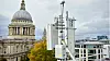 BTs mobilselskap EE benytter fiber med ti gigabit per sekund kapasitet for å mate 5G-basestasjonene sine. Her en av test-basestasjonene ved St. Pauls kirke i London.