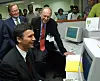 I 2001 valgte Skatterdirektoratet å sette bort endel av sin IT-virksomhet til Wipro Technologies i Banglore, India. Her viste daværende seksjonsjef i Skattedirektoratet, Karl Olav Wroldsen, hvordan det fungerte i praksis, mens daværende statsminister Jens Stoltenberg så på. Foto: Scanpix