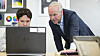Kunnskaps- og integreringsminister Jan Tore Sanner vil ha fart på utviklingen av nye digitale læremidler. Her fra et besøk på Sofienberg skole i Oslo i mars.