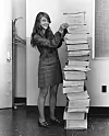 Margaret Hamilton med en stabel av kildekode som hun og hennes team skrev for Apollo-programmets navigasjonscomputer. Foto: Nasa