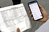 Sykepleiere på sykehusene i Helse Vest får nå tilgang til å vise og notere i pasientjournaler på mobilen direkte, uten å måtte tilbake til vaktrommet for å finne en arbeidsstasjon. Illustrasjonen har fiktive data.