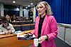 Digitaliserings- og forvaltningsminister Karianne Tung mottar rapport om nasjonal kontroll med digital infrastruktur fra ekspertutvalget. Foto: Javad Parsa / NTB