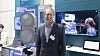 Dr. ing. Robert Elschner ved Fraunhofer Heinrich Hertz Institute (HHI), her fotografert på deres stand under Mobile World Congress i Barcelona 2023. Systemet sender og mottar på dedikerte antenner.