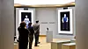 Bildet viser virtuelle versjoner av holocaust-overlevende Eva Schloss og Pinchas Gutter på Museum of Jewish Heritage sin «New Dimensions in Testimony»-utstilling i New York i 2017.