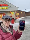EKSTRA FART: Telenors dekningsdirektør Bjørn Amundsen oppnår heftige hastigheter på 5G-nettet utenfor Extra-butikken i Elverum fredag morgen. Foto: Bjørn Amundsen, gjengitt med tillatelse