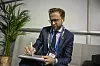 Tester norsk teknologi: Selv om det norske selskapet Remarkable ikke var på messen i Barcelona, ble Nikolai Astrup imponert av skrivebrettet deres vi lot han prøve. Foto: Odd R. Valmot