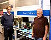 Avdelingsleder Øyvind Nyland og utviklingssjef Kjell Berge foran et par av arbeidsbenkene som har vifter og luftfiltre over. Foto: Harald Brombach