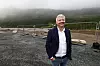 Stian Jenssen, sjef for Nscale Scandinavia, på tomten i Narvik der det første datasenteret skal stå klart neste år.