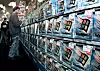 For et kvart århundre siden ble programvare kjøpt i store pappbokser over disk. Og innholdet i denne esken var slett ingen flopp, slik enkelte tror. Windows 98 var tvert imot en massiv salgssuksess som «polerte» forgjengeren, ble elsket av spillere og ga verden bred USB-støtte. Foto: AP