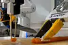Hvem har vel ikke ønsket seg en robot som skjærer opp klissete lakseloin? – Vi valgte sjømat nettopp fordi det er utfordrende for roboter, sier NTNU-forsker Ekrem Misimi.