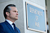 USAs krigsminister og Pentagon-sjef Pete Hegseth krangler med KI-leverandøren Anthropic. Her utenfor Pentagon i januar.
