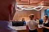 Det var travelt i resepsjonen da Accenture flyttet inn i nye lokaler i Oslo den 2. oktober 2023. Foto: Are Thunes Samsonsen