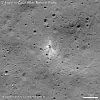 Chandrayaan-2 traff bakken med altfor stor hastighet. Restene ble siden fotografert av NASAs sonde i bane rundt månen. Foto: NASA