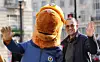 Mullvads administrerende direktør Jan Jonsson sammen med selskapets maskot. Foto: Mullvad
