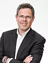 Jon Gravråk er konserndirektør i Telenor hvor han har ansvar for digital utvikling. For tiden bor han i Singapore. Foto: Telenor