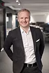 Konsernsjef i Sysco Dagfinn Ringås prøver å spre positiv energi på jobb. Foto: Sysco
