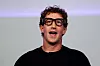 Meta-sjef Mark Zuckerberg viser fram selskapets KI-briller. Foto: Reuters