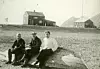 Isfjord Radio en sommerdag i 1935 eller 1936. Dette er et av de eldste kjente bildene som viser dagliglivet ved Isfjord Radio, og ble for en måned siden gjort offentlig tilgjengelig av Svalbard museum.
