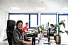 Flyttet hjem: Linn Hege Helle fra Jølster flyttet tilbake til hjemfylket da hun fikk en faglig utfordrende jobb som digital markedsfører og prosjektleder i Tibber. I bakgrunnen kollegaene Arvid Högberg (t.v.) og Daniel Høyer Iversen. Foto: Jørn-Arne Tomasgard