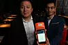 Alipay-betaling lanseres i disse dager ved en håndfull restauranter og ett hotell i Oslo. Løsningen krever en proprietær terminal. Fra v. styreleder Jie Zhang og daglig leder Michael Chen i Apay Nordic.