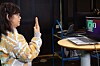 Tegnspråkbrukeren Benjawan Udommongkol viser tallet fire med munn og håndbevegelser, og maskinen oversetter korrekt. Den enkle testen er et viktig steg på veien mot en mer utviklet modell.