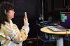 Tegnspråkbrukeren Benjawan Udommongkol viser tallet fire med munn og håndbevegelser, og maskinen oversetter korrekt. Den enkle testen er et viktig steg på veien mot en mer utviklet modell.