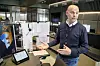 – Vi jobber kontinuerlig for å forbedre samhandlingssenteret. Det er aldri ferdig. Gjennom styringsenheten til Cyviz forenkles overføringen av datastrømmer fra en skjerm til en annen, sier Bjørn Olav Bådsvik, som har jobbet med utformingen og kravspesifikasjonen til samhandlingssentrene. Foto: Alf Bergin