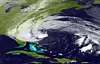 Satellittbilde av orkanen «Sandy», tatt lørdag 27. oktober. Orkanen beveger seg på utsiden av den amerikanske østkysten denne helgen og ventes å treffe land i et område mellom North Carolina og New England. Bilde: NOAA/All Over Press