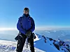 Villu Sepman forteller at han driver med fjellklatring for å få en dose av lidelse i et ellers behagelig liv. Men han lider nok ikke så veldig her på toppen av Mont Blanc. Foto: Privat