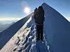 Villu Sepman og andre på vei opp på Mont Blanc. Ifølge Sepman er det nesten én kilometer fall på begge sider, mens stien bare er noen titalls centimeter bred. Foto: Privat