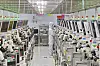 En mann på jobb i en databrikkefabrikk i Nantong i Jiangsu-provinsen øst i Kina. Nye amerikanske sanksjoner gjør det vanskeligere for Kina å kjøpe høyteknologisk vestlig utstyr til bruk i denne industrien. Bildet er tatt i september 2022. Foto: AP / NTB