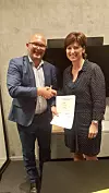 Odd-Henrik Hansen i Digital Workforce og Elisabeth Forsvåg Holte, direktør administrasjon og service ved Oslo kemnerkontor. Bilde: Pressefoto