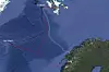Den stiplede røde streken viser hvor den nye Jan Mayen- og Svalbard-fiberen skal gå. De hvite strekene markerer traseen til dagens Svalbard-fiber.