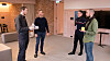VR-utvikler Bård Magnus Sødal (t.v.) sammen med deler av Bouvet sin Mixed reality-enhet.