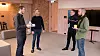 VR-utvikler Bård Magnus Sødal (t.v.) sammen med deler av Bouvet sin Mixed reality-enhet.