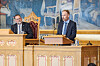 Professor Ole-Christoffer Granmo (t.h.) forteller 80 parlamentarikere fra ulike land om Tsetlin-maskinen. Til venstre sitter Stortingets visepresident, Svein Harberg (H). – KI omformer ikke bare systemene våre, den kaprer dem. Ikke med ondskap, men fordi vi tillater det. Kan demokratiet overleve når beslutningene som blir tatt blir uforståelige? spør Granmo i talen sin.