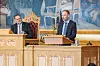 Professor Ole-Christoffer Granmo (t.h.) forteller 80 parlamentarikere fra ulike land om Tsetlin-maskinen. Til venstre sitter Stortingets visepresident, Svein Harberg (H). – KI omformer ikke bare systemene våre, den kaprer dem. Ikke med ondskap, men fordi vi tillater det. Kan demokratiet overleve når beslutningene som blir tatt blir uforståelige? spør Granmo i talen sin.