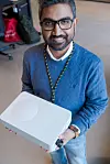 Jahid Hussain Masud er leder for nye tjenester, IT og teknologi i Lyse/Ice. Her viser han frem en 5G-antenne som støtter millimeterbølgebånd ment for fastmontert trådløst bredbånd. Foto: Are Thunes Samsonsen
