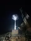 Basestasjonen Telia har satt opp i Trollstigen nattestid. Til høyre kan hengekøya til Martin Gyllenhammar skimtes, bundet til vindturbinens mast.