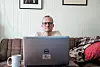 UTVINNER IKKE: Sturle Melvær Sunde (45) konsentrerer virksomheten sin om å kjøpe og selge bitcoin, inntekten kommer fra marginene. – Jeg hadde en gammel PC som utvant bitcoin for meg tidligere. Overskuddsvarmen var koblet til den vannbårne varmen i huset, og bidro til oppvarming. Men nå utvinner jeg ikke bitcoin selv, forteller han. Inntil nylig har han greidd seg med ADSL-linje, nå har han supplert med fiber for å få redundans.