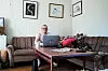 JOBBER HER: Sofakroken hjemme hos Sturle Melvær Sunde er blitt et symbol på kampen hans mot bankvesenet. Han har også «hytte» i Berlin som han jobber fra. Foto: Jørn-Arne Tomasgard