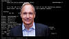 Tim Berners-Lee foran kildekoden til den aller første nettleseren. Fotografiet av Berners-Lee er fra 2012.