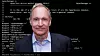 Tim Berners-Lee foran kildekoden til den aller første nettleseren. Fotografiet av Berners-Lee er fra 2012.