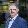 Simen Sommerfeldt er teknologidirektør i Bouvet og ser den samme trenden. Han oppfordrer til å handle raskt, men med forsiktighet. Foto: Are Thunes Samsonsen